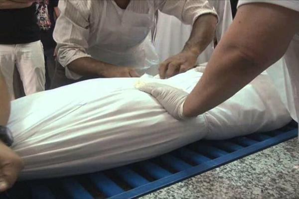 حكم حضور من لا حاجة إليه فى غسل الميت