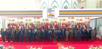 الرئيس السيسى يتوسط صورة تذكارية مع المشاركين فى معرض إيديكس 2025