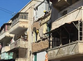 سقوط شرفات عقار في الإسكندرية وإصابة أم وطفلها