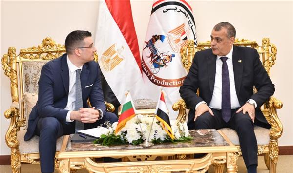وزير الإنتاج الحربي يستقبل وزير الاقتصاد والصناعة البلغاري
