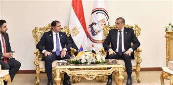   وزير الدولة للإنتاج الحربي ووزير دفاع أرمينيا يناقشان موضوعات التعاون المشترك 