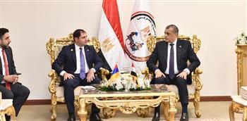 وزير الدولة للإنتاج الحربي ووزير دفاع أرمينيا يناقشان موضوعات التعاون المشترك