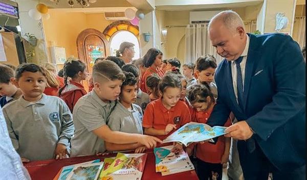 زايتشيكوف يزور المدارس الروسية بالغردقة