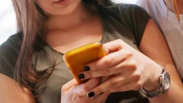 الفجوة العمرية في متابعة الأخبار بأمريكا.. الشباب ينسحبون وكبار السن الأكثر اهتمامًا