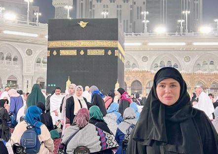إلهام شاهين تؤدي مناسك العمرة وتشارك صورا مؤثرة من الحرم المكي