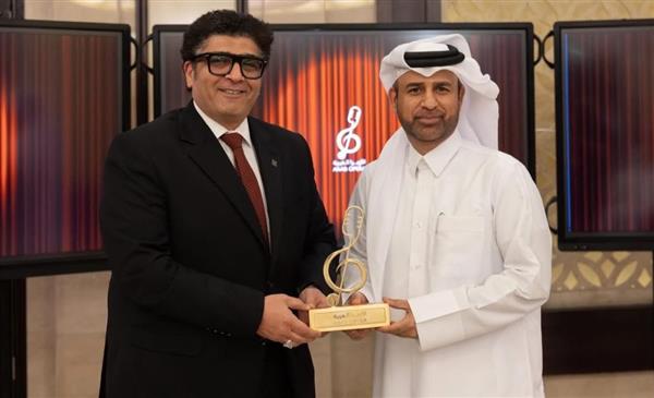 رئيس الأوبرا يتسلم درع تكريم مهرجان الأوبرا العربية الأول بالدوحة