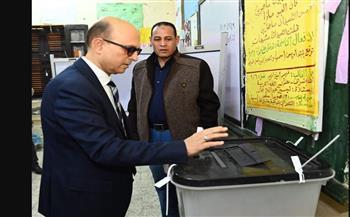 رئيس جامعة أسيوط يدلي بصوته في انتخابات النواب