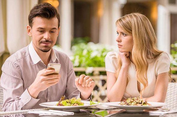 كيف تؤثر وسائل التواصل الاجتماعي على العلاقات الزوجية؟