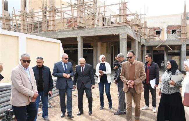 رئيس جامعة قناة السويس يتفقد أعمال التطوير الشاملة بوحدة الطوارئ بالمستشفى الجامعي