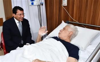 بعد إجراءه عملية جراحية.. وزير الرياضة يطمئن على حالة حسن شحاتة