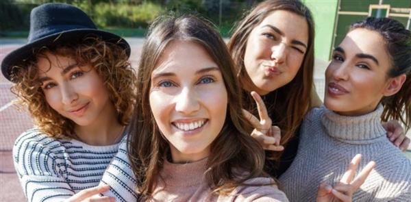 صداقات أول سنة جامعة.. علاقات مؤقتة وضغوط نفسية وتحديات السوشيال ميديا
