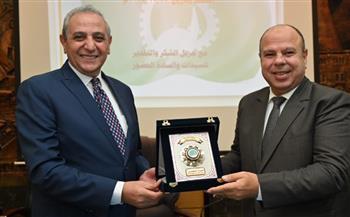 محافظ الغربية يترأس اجتماع المجلس التنفيذي ويكرّم السكرتير العام المساعد