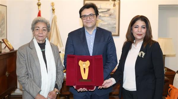 وزير الثقافة يستقبل الأديبة الكبيرة سلوى بكر ويُهديها درع الوزارة
