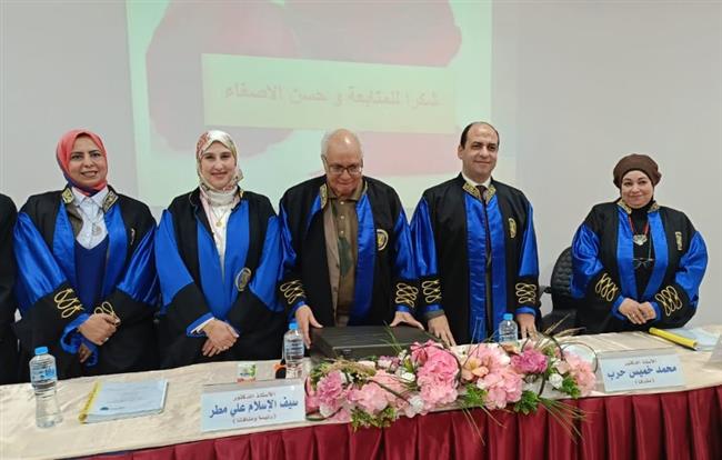 مديرة مجمع مصطفى النجار المميزة للغات تحصل على درجة الماجستير