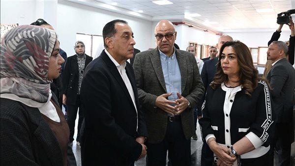 رئيس الوزراء يطلع على خدمات المركز التكنولوجي بقرية طحانوب