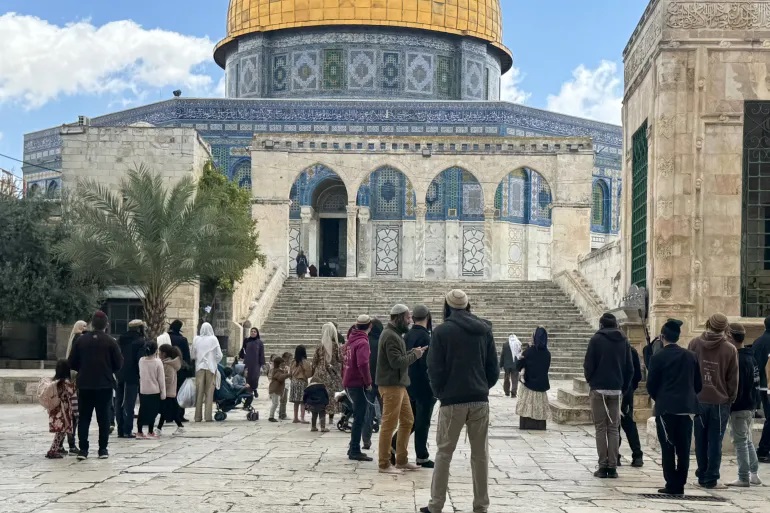 مستوطنون إسرائيليون يقتحمون باحات المسجد الأقصى