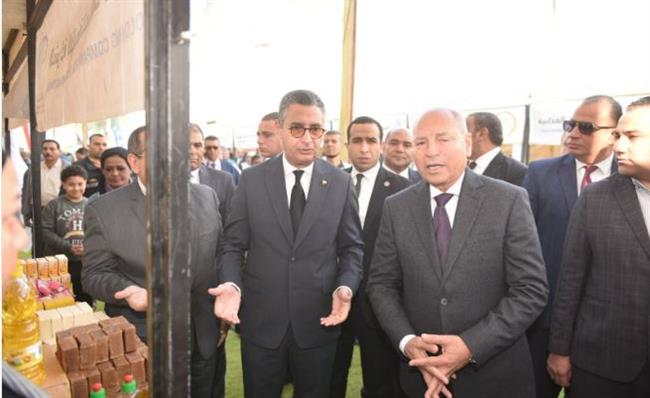وزير التموين ومحافظ القاهرة يدشنان سوق "اليوم الواحد" في المرج