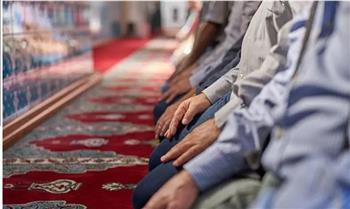هل وجود الجنازة في القبلة أثناء صلاة الفريضة يؤثر في صحتها؟.. الإفتاء تُجيب
