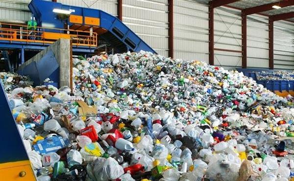 خبراء: المخلفات ثروة قومية تدار بعقلية التخلص بدلا من الاستفادة