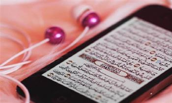   هل قراءة القرآن من الهاتف أقل ثوابًا من المصحف؟