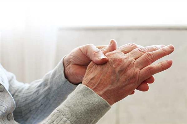 لكبار السن.. كيف تسيطر على آلام التهاب المفاصل فى الشتاء