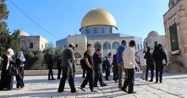 مستوطنون يقتحمون المسجد الأقصى بحماية قوات الاحتلال الإسرائيلي