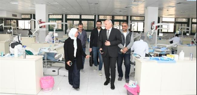 رئيس جامعة قناة السويس يتفقد مستشفى طب الأسنان لمتابعة جاهزيته للاعتماد