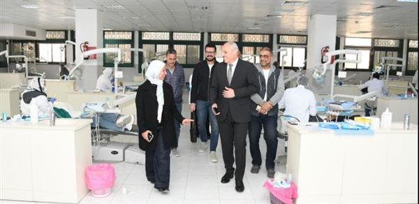 رئيس جامعة قناة السويس يتفقد مستشفى طب الأسنان لمتابعة جاهزيته للاعتماد