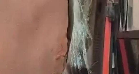 مينى باص يصطدم بعقار في مدينة بدر دون إصابات