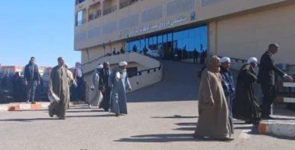 دفن جثامين ضحايا حادث انقلاب ميكروباص بقنا