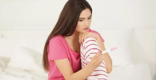 فرص الحمل حسب العمر.. كيف تتغير الخصوبة لدى المرأة من العشرينات حتى الأربعينيات؟