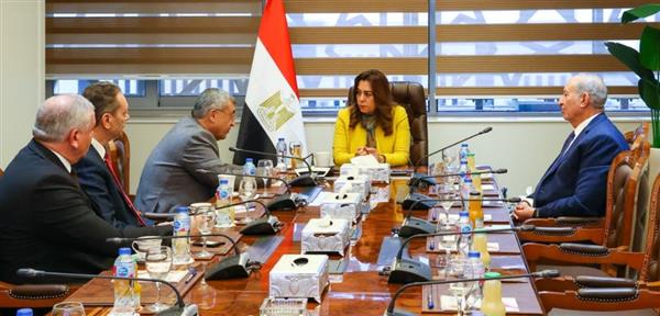 وزيرة التنمية المحلية تستقبل أعضاء لجنة الطاقة والبيئة والقوى العاملة بمجلس الشيوخ