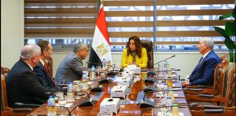 منال عوض تناقش مع وفد لجنة الطاقةبالشيوخ عمل أتوبيسات النقل العام بالغاز بدل السولار