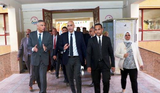 وزير التعليم ومحافظ أسوان يواصلان جولتهما التفقدية بمدارس المحافظة