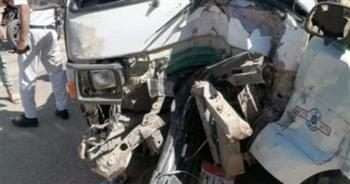   تصادم سيارتين بالطريق الصحراوي الشرقي وإصابة 11 شخصًا