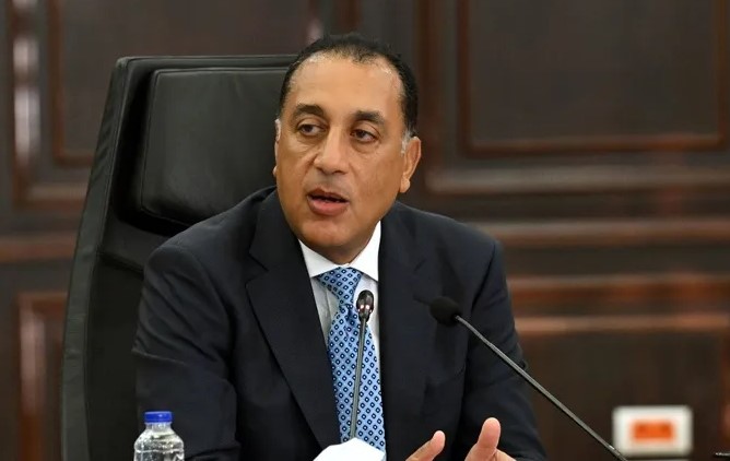 مدبولي يهنئ الرئيس عبد الفتاح السيسي بمنحه وسام من "الفاو"