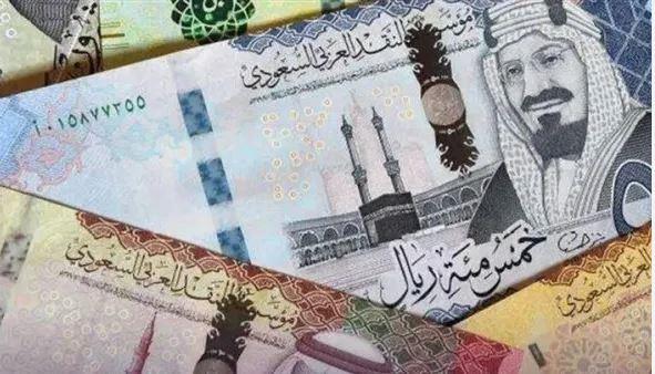 الريال السعودي يسجل انخفاضا ملحوظا في التعاملات الصباحية