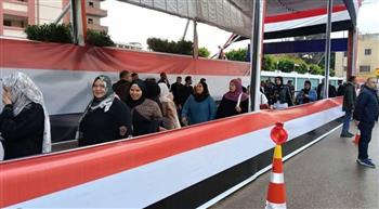   توافد الناخبين بلجنة مدرسة الحسينية بالشرقية للتصويت بجولة الإعادة لانتخابات النواب 
