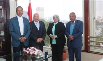   نقيب المعلمين يستقبل منيرة أسامة لمناقشة ودعم مبادرة "المربي الفاضل"