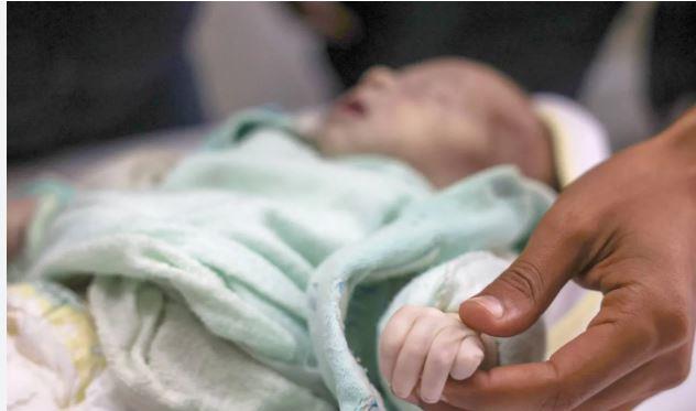 الصحة الفلسطينية: وفاة طفل رضيع نتيجة البرد القارس بخان يونس