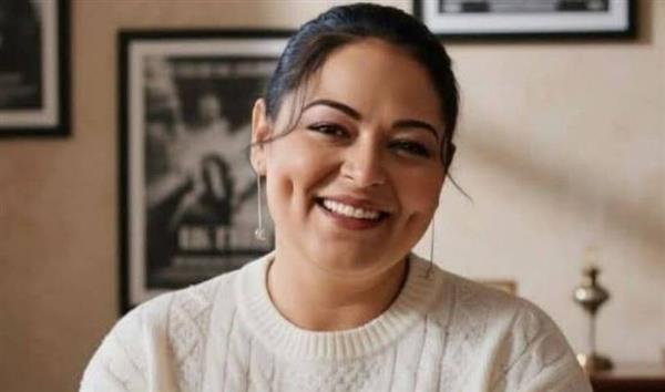 جثمان نيفين مندور يُشيع من مسجد عمرو بن العاص