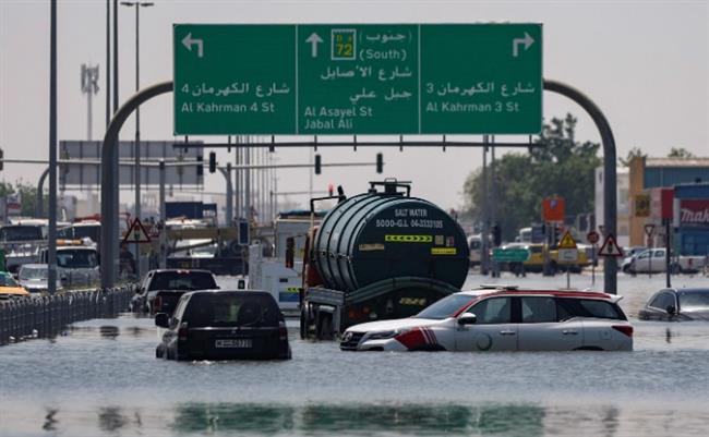 الأمطار توقف حركة الطيران والنقل البري والبحري في الإمارات
