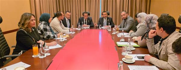 وزير الصحة يلتقي الأطباء وأطقم التمريض المصريين العاملين في ليبيا