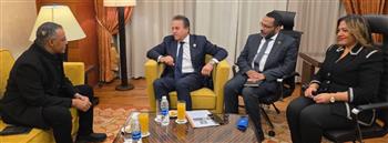   خالد عبد الغفار يلتقي وزير الصحة الموريتاني لتعزيز التعاون الصحي