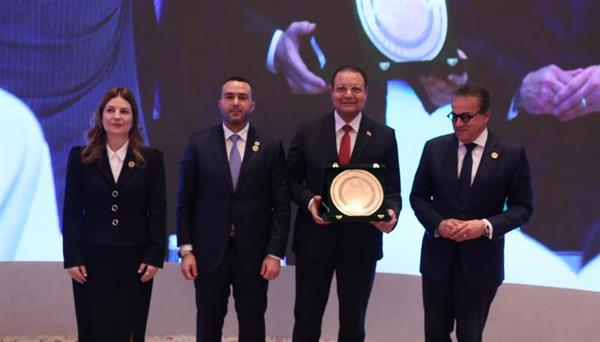تكريم د. أحمد طه بـ جائزة الطبيب العربي 2025 للحوكمة الرشيدة في جودة النظم الصحية