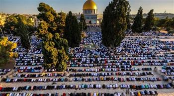   عشرات آلاف المصلين يؤدون صلاة الجمعة في المسجد الأقصى المبارك