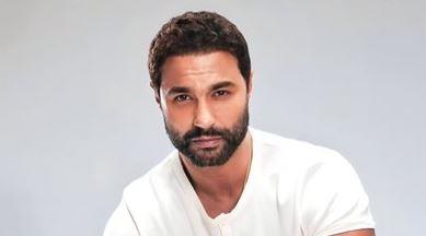 كريم فهمي "بودي جارد" في أولى مشاهد مسلسل "وننسى اللي كان"