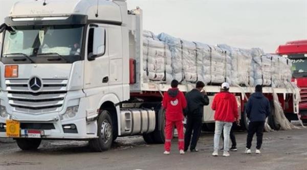 الهلال الأحمر يدفع 9,500 طن مساعدات إنسانية وشتوية عبر قافلة «زاد العزة» الـ 85 إلى غزة