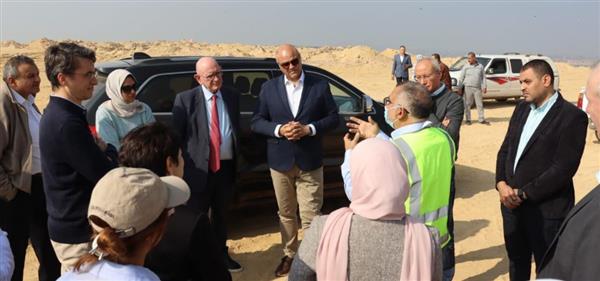 محافظ القليوبية يبحث مع البنك الدولي خطط الغلق الآمن لمدفن أبو زعبل