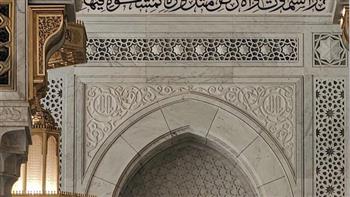   الخط العربي يزين أروقة وجنبات المسجد الحرام